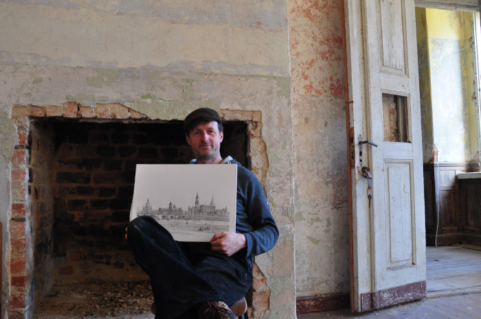 Peter Pinnau mit Zeichnung von Dresden